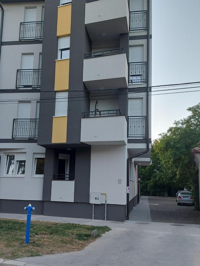 # Espresso 2 Apartman Sa Garazom Sremska Mitrovica Eksteriør billede